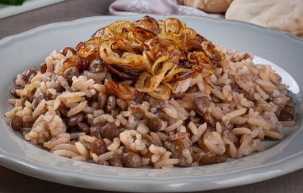 Arroz com lentilha e cebola caramelizada