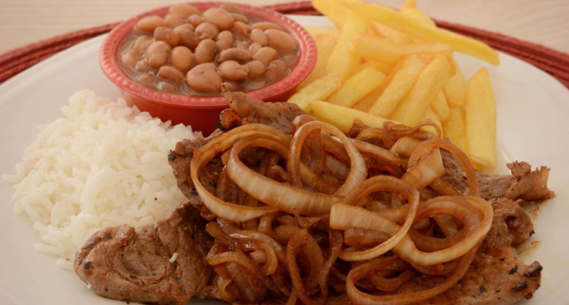 Bife Acebolado com Arroz e Feijão