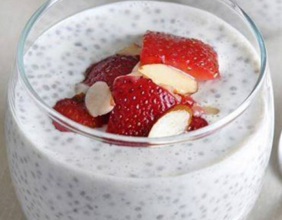 Pudim de Chia com Leite de Coco e Frutas Frescas