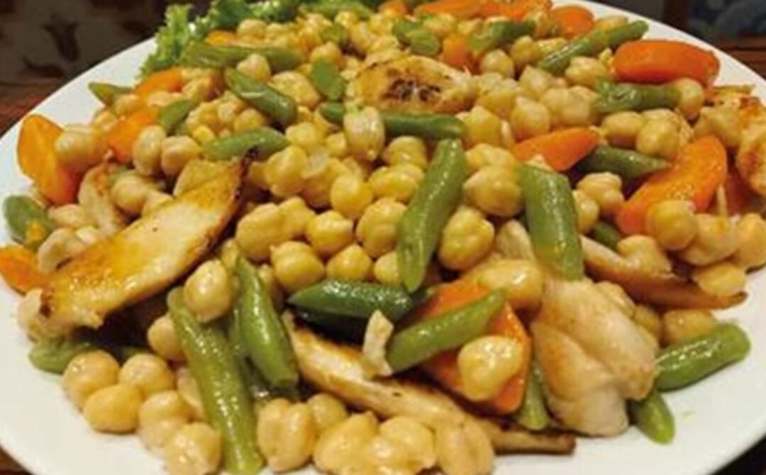 Salada de Grão de Bico com Frango Grelhado e Molho de Limão