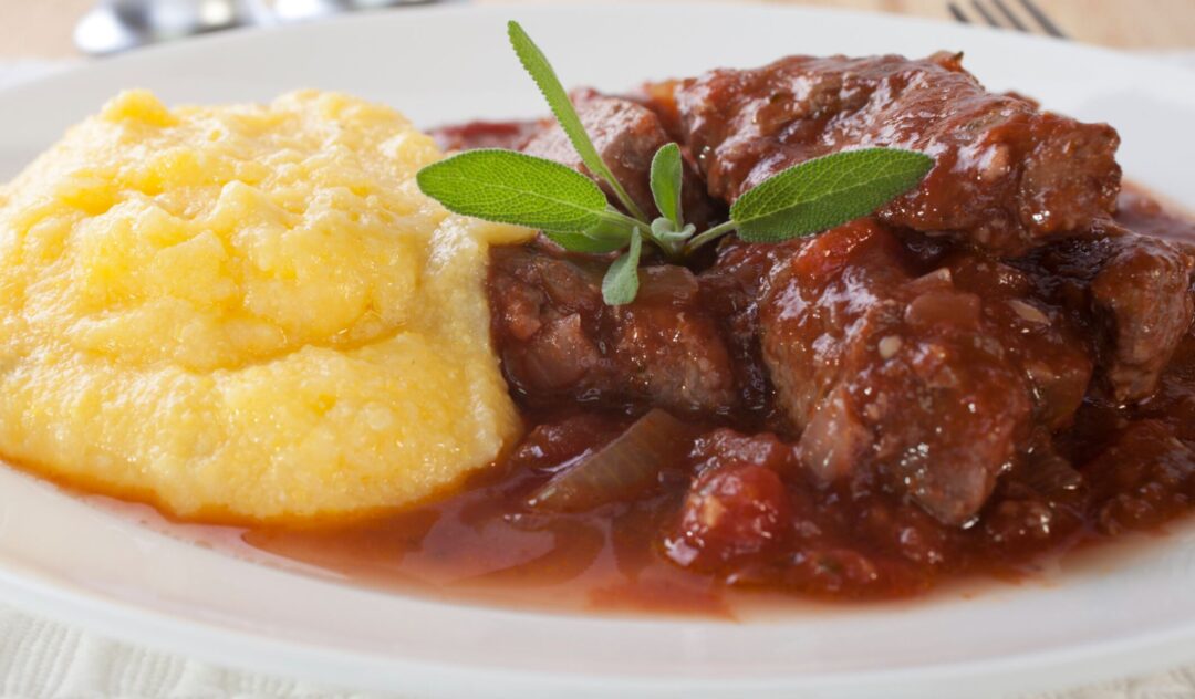 Carne de Panela com Legumes e Polenta Cremosa