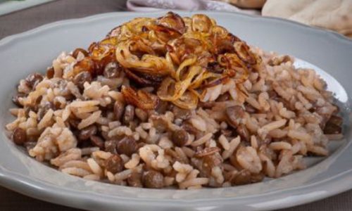 Arroz com lentilha e cebola caramelizada