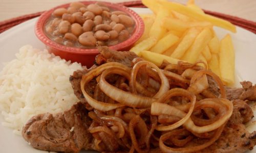 Bife Acebolado com Arroz e Feijão